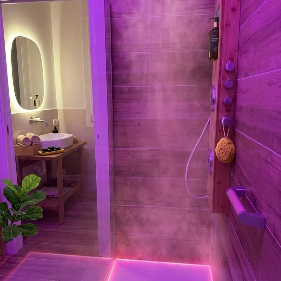 Doccia con illuminazione cromatica viola e vapore